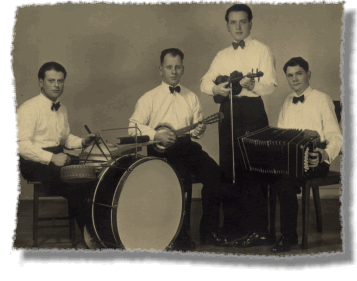 Kapelle Grimminger im Jahr 1939, am Mandolinen-Banjo: Paul Grimminger (2. v. L.) (Foto: Archiv Hans Grimminger)